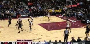 有点危险！加兰打成3+1&落地踩到马丁脚 裁判回放判定普通犯规