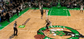 很关键！雄鹿落后两分 比斯利上抢送杰伦-布朗上罚球线