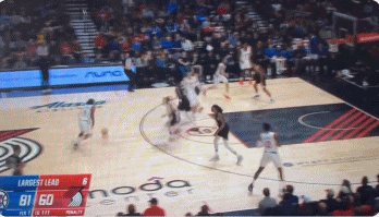 谁说我不防守？“内鬼”哈登传球后飞扑防守小卡的三分！