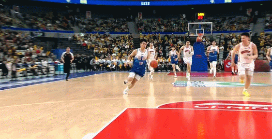 别有事啊！于德豪反击上篮倒地 表现痛苦