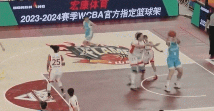 北京女篮中锋唐毓被刘禹彤压倒后无法起身 后被担架车运出场地