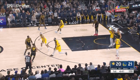 库里距离三分线两步做试探步！不运球直接拔！轰进！