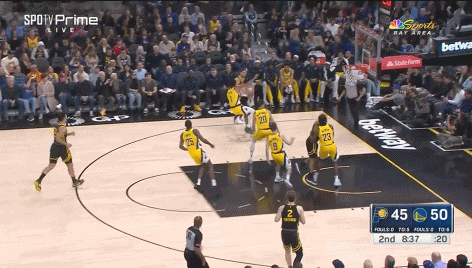 波杰姆斯基冲抢前场板！克莱再扔三分再进！