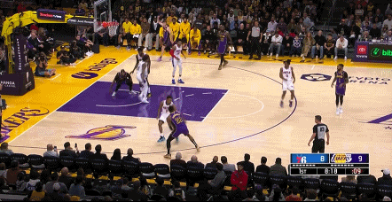 积极！浓眉人群中拼下前场板 无视防守强起完成单手劈扣！