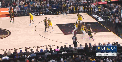 失之千里！维金斯超级大空位三分球 砸到了篮板侧沿……