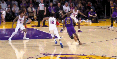 半场最精彩回合詹姆斯单臂迎扣班巴 乌布雷双手折叠怒扣回应