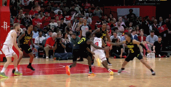 差点又成背景板！杰伦-格林炸裂隔扣 科林斯只能犯规阻止