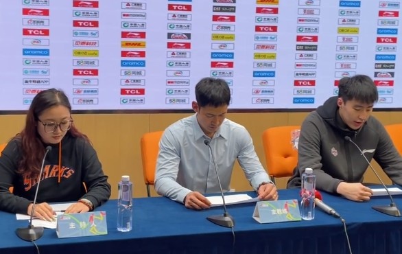 张庆鹏谈输球：上海下半场体现了防守强度 他们阵容深厚&打球人多