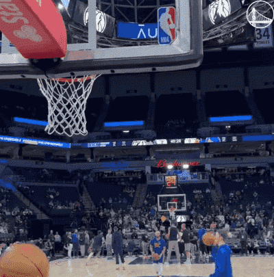 状态上佳！库里热身轻松命中半场三分 自抛自扣暴力虐筐！