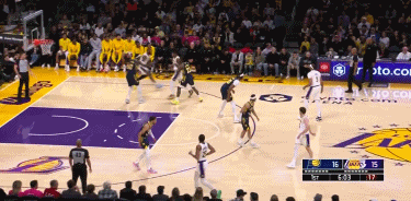 黄油手啊~詹姆斯不停球精妙传球八村塁 后者转身时没接住球