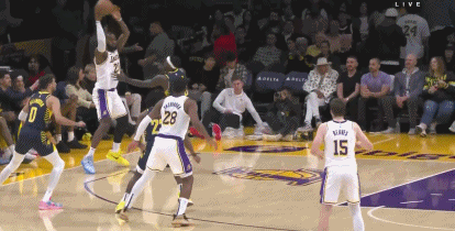 丁威迪压哨三分命中 随后詹姆斯继续找他再中一个