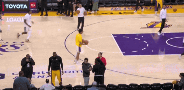 爱的moment❤️！詹姆斯中场时和女儿朱莉在场边互动