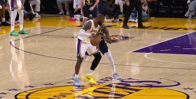 这手法+视野！詹姆斯连续助攻普林斯三分&浓眉空接命中