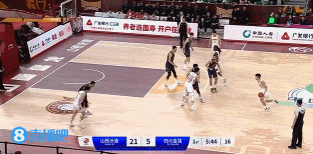 希望无碍！左朕年被王薪凯坐到小腿误伤&十分痛苦 被队友抬下场