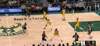 要花了？！湖人旧将比斯利空位三分飚中 雄鹿12-2打停湖人