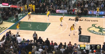 字母哥突破丁威迪提前犯规 留给雄鹿2.6秒