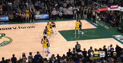 完美战术但是没进！里夫斯兜出空位三分出手不中 双方进入加时