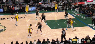 正面挑衅比斯利追身底角三分命中 冲湖人替补席喷了两句