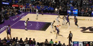 菜！麦基直接将球传给篮板 K-爱德华兹连续上篮不中