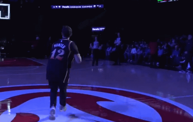 一位老鹰球迷投进了中场三分 喜提10000美元奖励