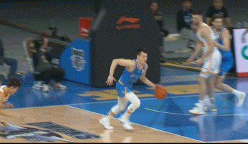 秀一个！张才仁反击空篮不上&分身后的曾凡博双手滑翔暴扣！