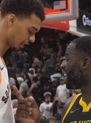 聊啥呢追梦赛后向文班面授机宜 两人简单交流了一番