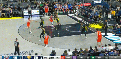 速度还挺快！霍姆格伦一步过掉特纳&变向躲过抢断 垫起双手暴扣！