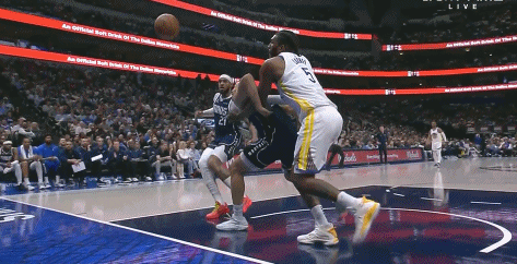 没吹犯规！裁判吹卢尼出界 科尔挑战成功 独行侠解说不满！