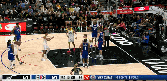 给机器人耗没电了快船领先30分 小卡在场下看的直打哈欠