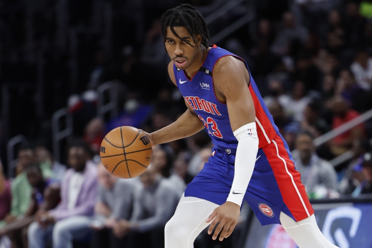 铁神附体！艾维半场11投2中&三分6中1 得到9分3板2助2断1帽