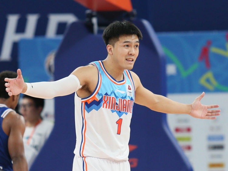 黄荣奇因对布莱德索伸脚绊人、踢人动作 禁赛两场罚款15万