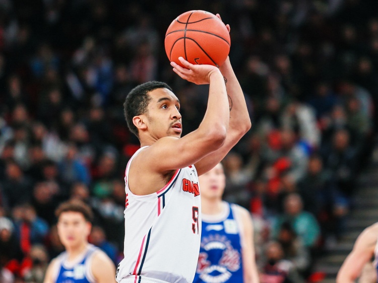 攻守兼备！沃特斯15中8贡献22分9助6断 正负值+18