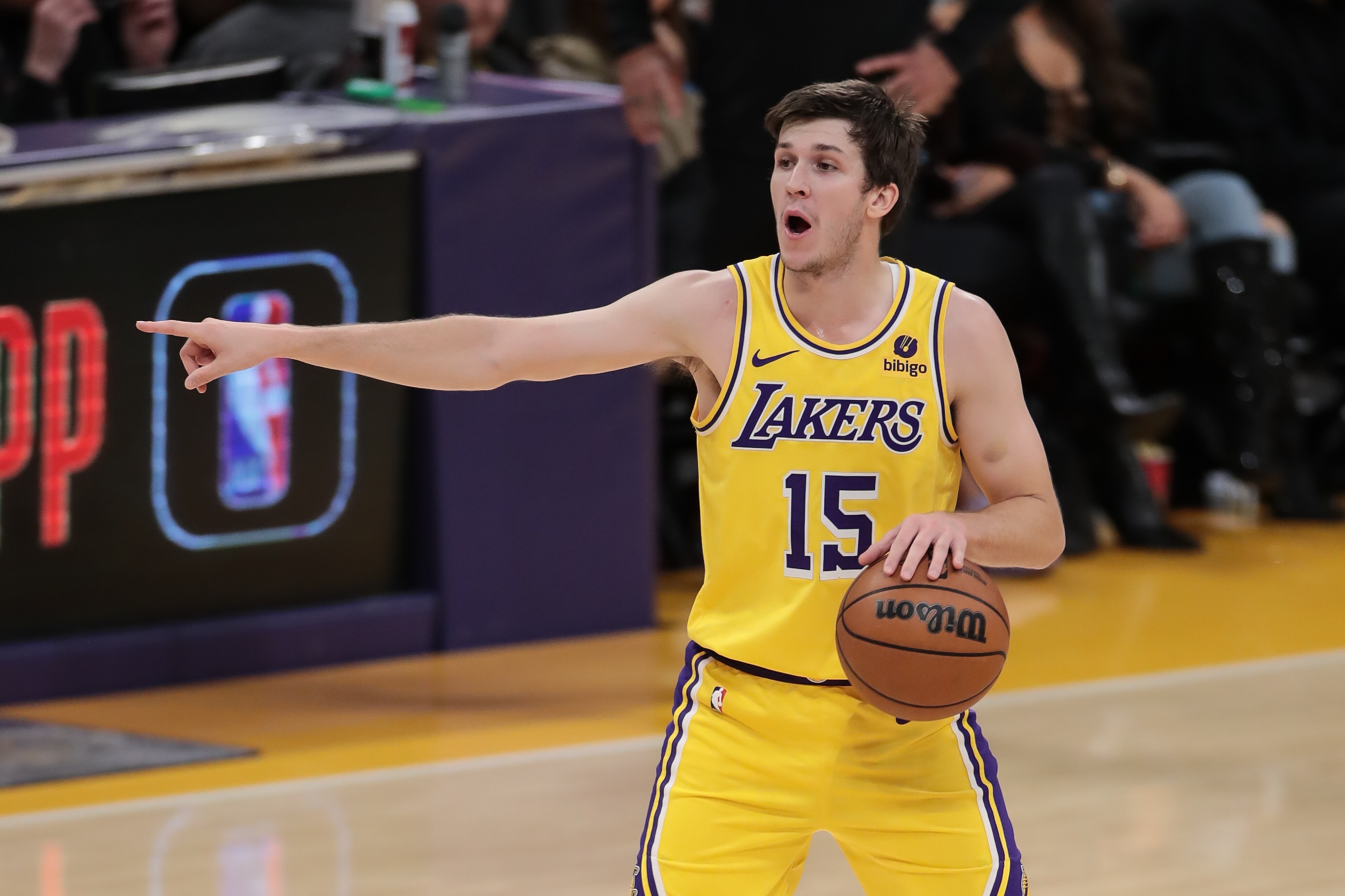 拉塞尔：里夫斯是湖人的钢铁侠和战士 他会去防守对手的最佳球员