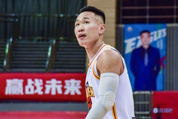 没得手感！贺希宁13投仅3中拿8分8板4助 正负值-26全场最低