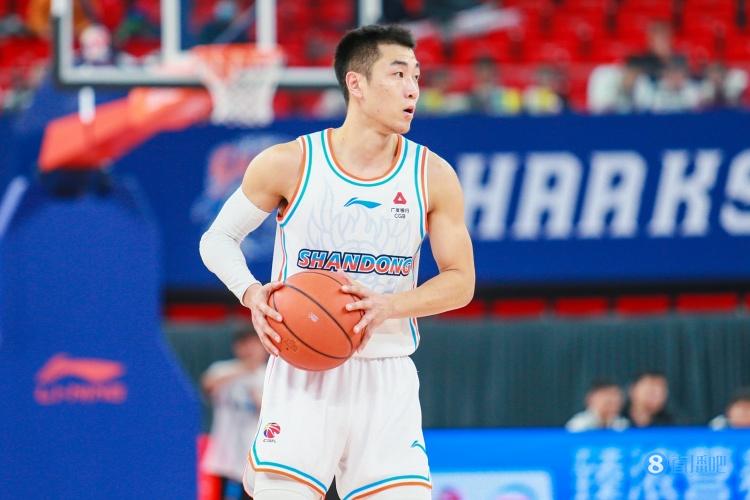 状态出色！高诗岩上半场10中5得到14分4板6助