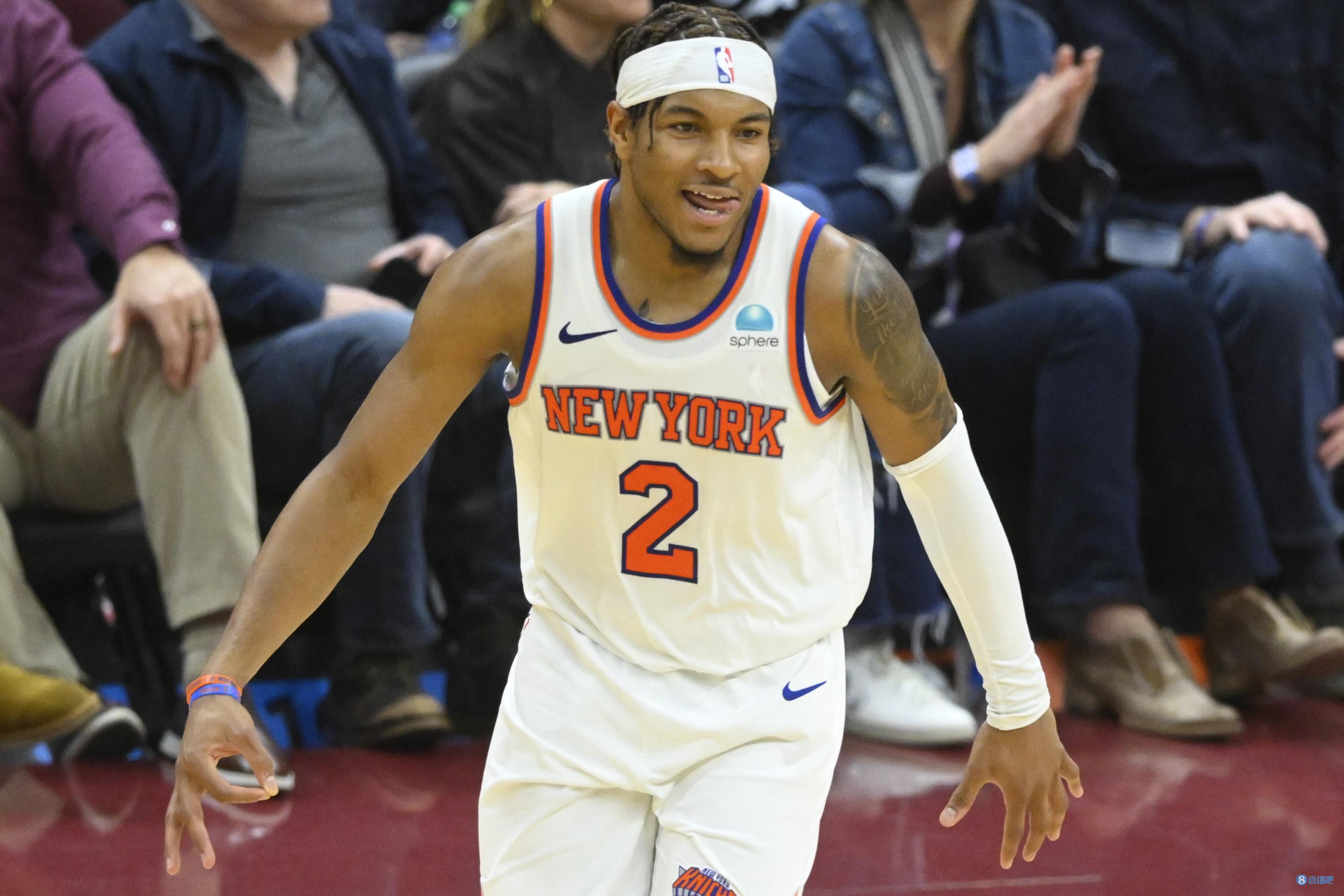 手热！麦克布莱德打满上半场8中5砍最高16分 三分7中4