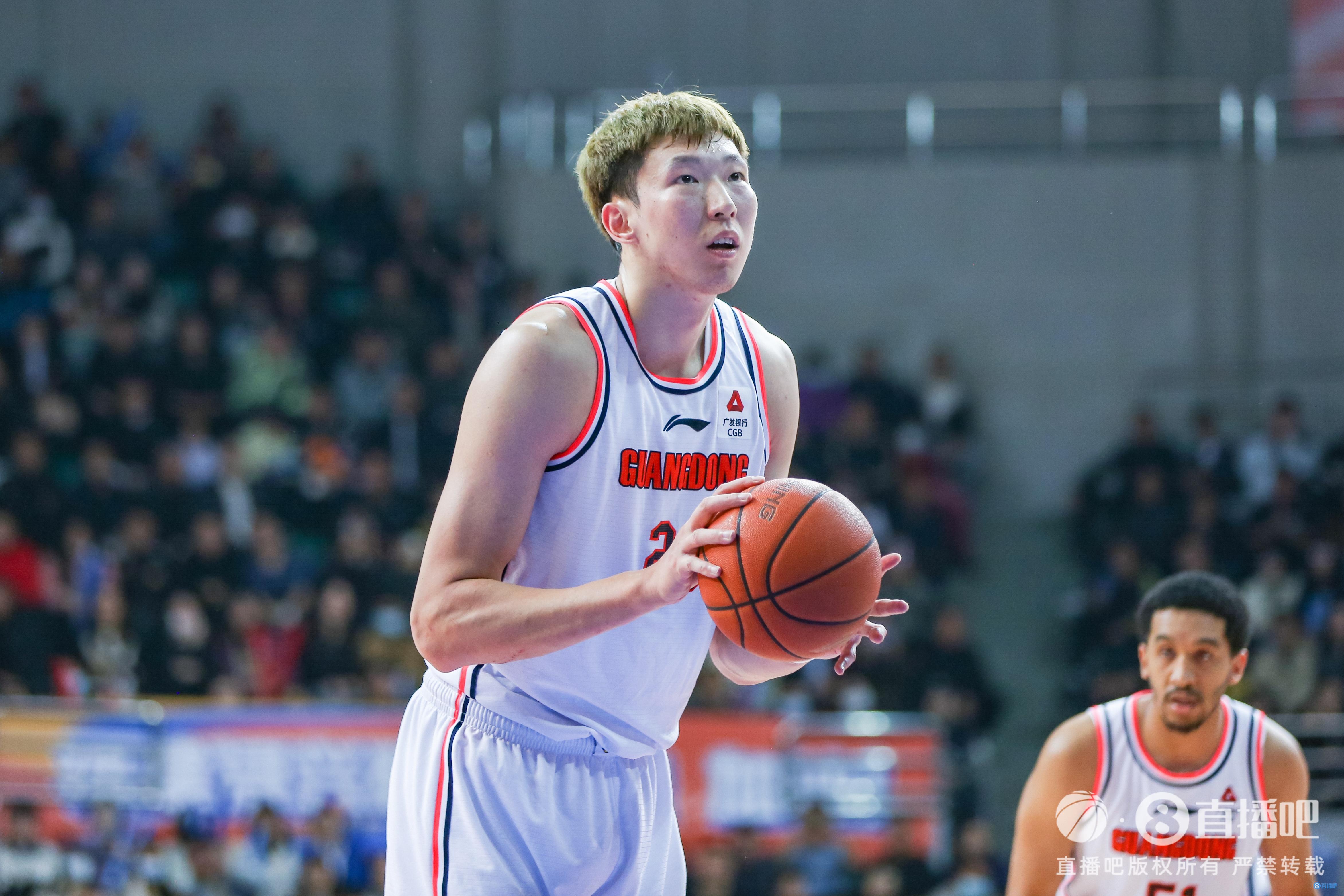 罚球还得练！周琦7中3得到16分17板2助2断 罚球18仅中10