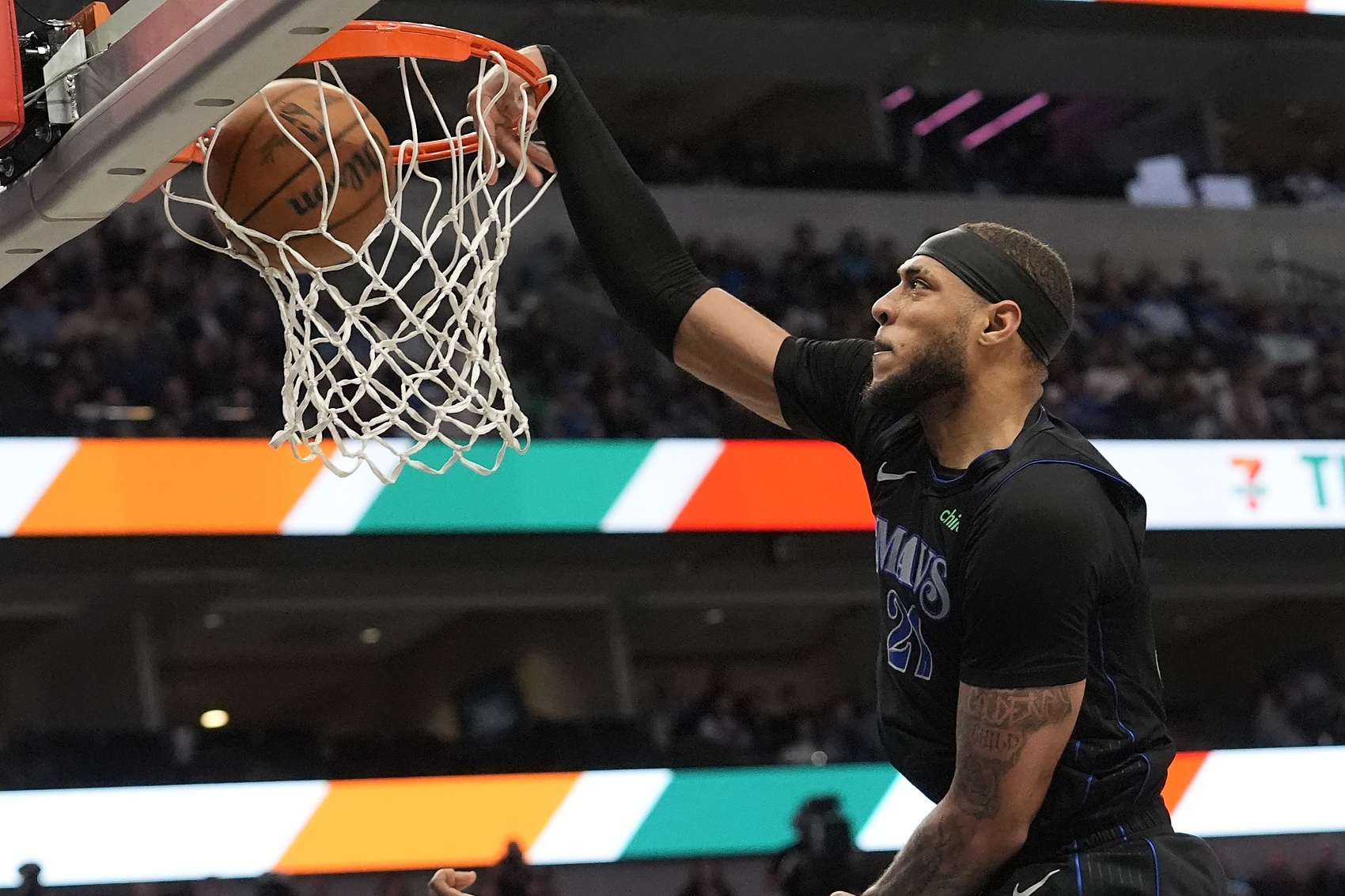 篮筐摇摇欲坠加福德单场10次成功扣篮 近28年来仅次于奥尼尔