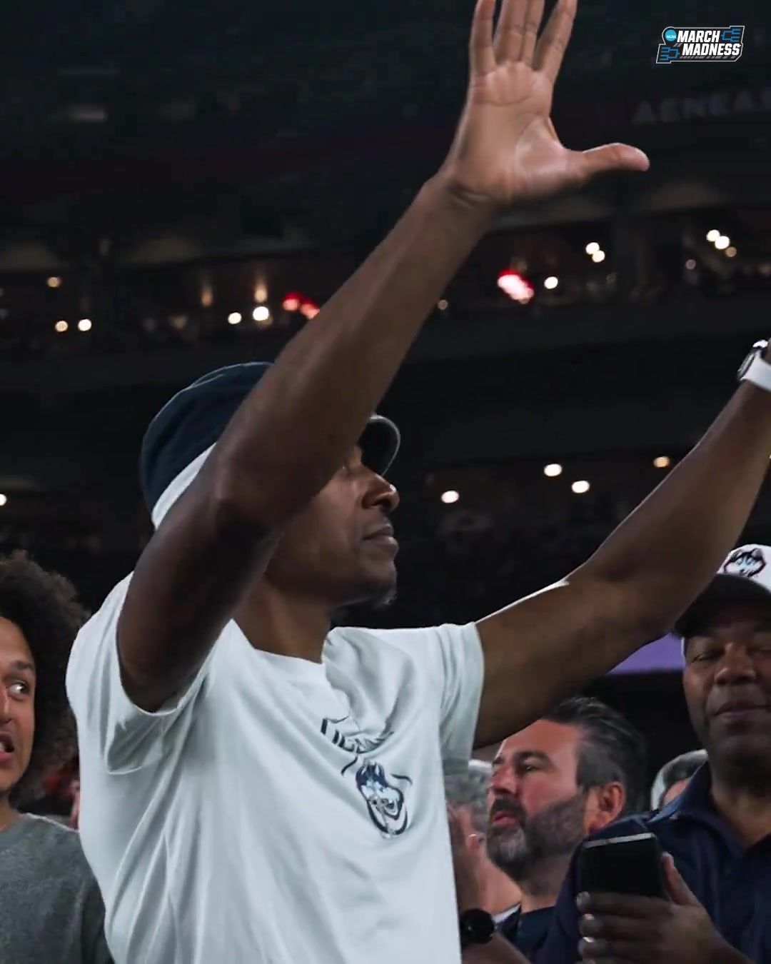 这不比大姜速度快？吉林主场麻雀乱入引众球员围观